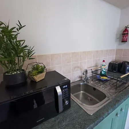 Apartment Centrally Located At The Shore -