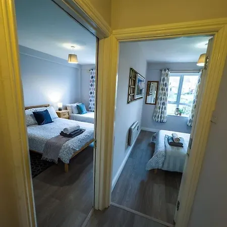 Apartment Centrally Located At The Shore - *
