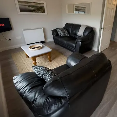 Apartment Centrally Located At The Shore -