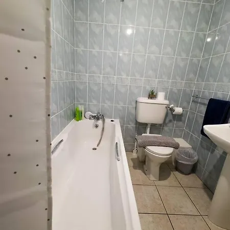 Centrally Located At The Shore - Apartment *