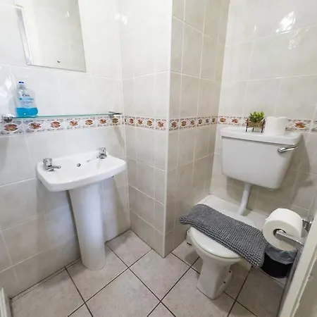 Apartment Centrally Located At The Shore -