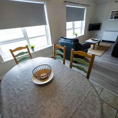 Centrally Located At The Shore - Apartment *