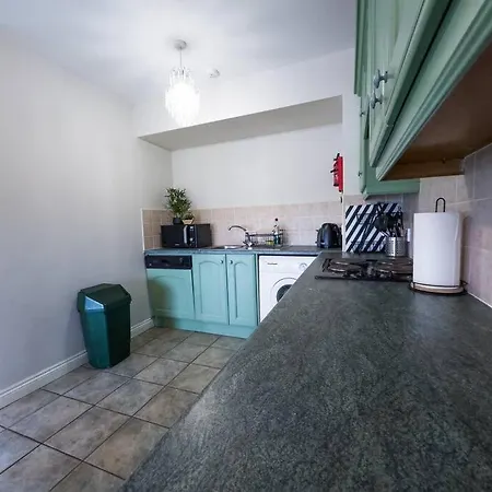 Apartment Centrally Located At The Shore - *